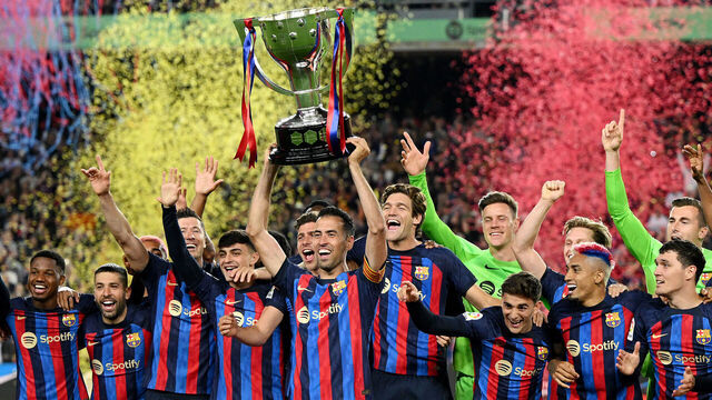 BARCELONA, SPAIN - MAY 20: Sergio Busquets of FC Barcelona lifts the LaLiga Santander Trophy as players of FC Barcelona celebrate after being crowned League Champions after the LaLiga Santander match between FC Barcelona and Real Sociedad at Spotify Camp Nou on May 20, 2023 in Barcelona, Spain.