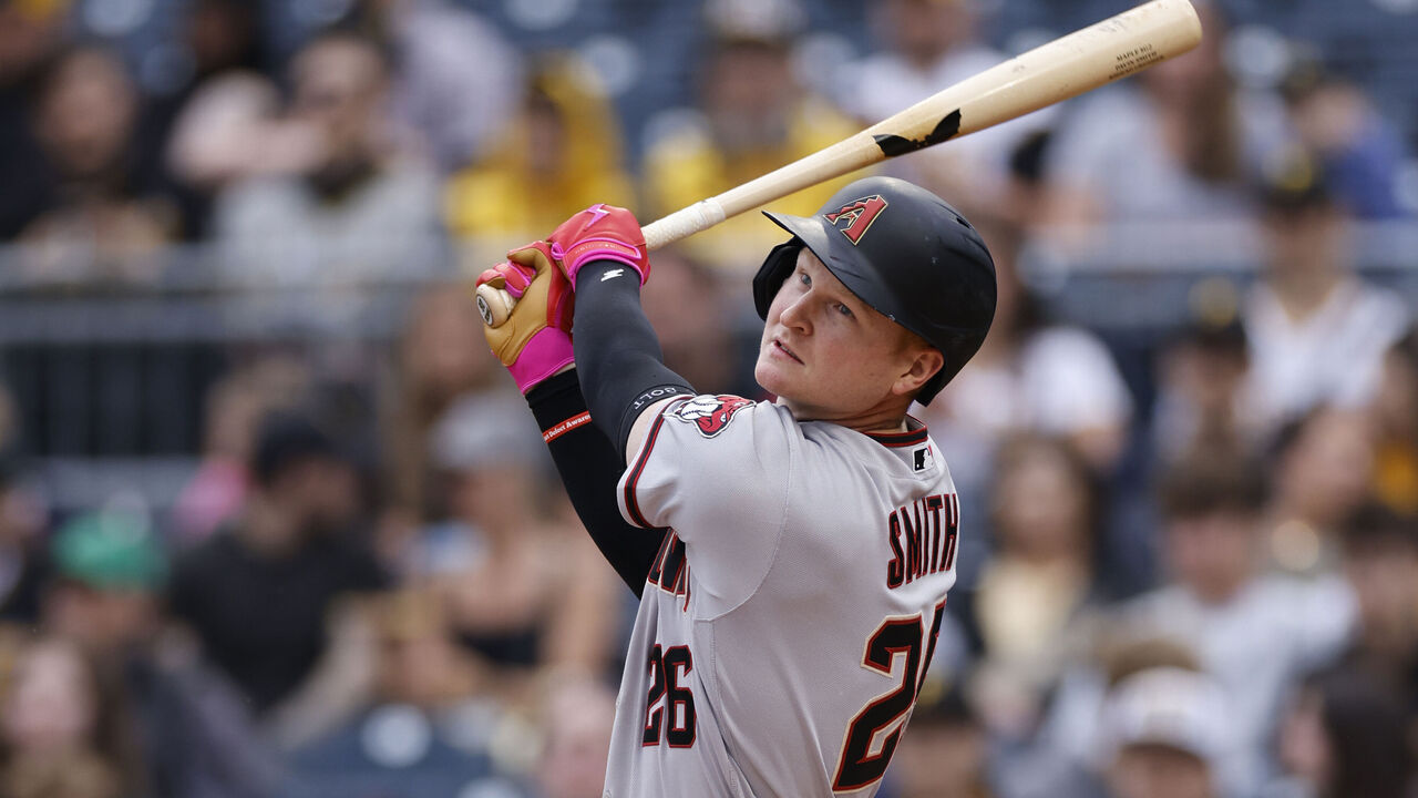 Carroll drives in winning run in the 10th in the Diamondbacks' 3-2 victory  over the Pirates