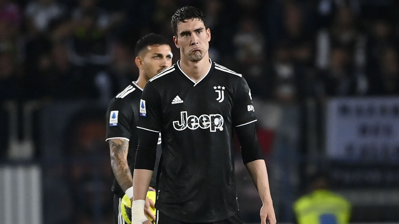 EMPOLI, ITALY - MAY 22: Dusan Vlahovic of Juventus FC reacts after the third goal of Empoli FC during the Serie A match between Empoli FC and Juventus at Stadio Carlo Castellani on May 22, 2023 in Empoli, Italy.