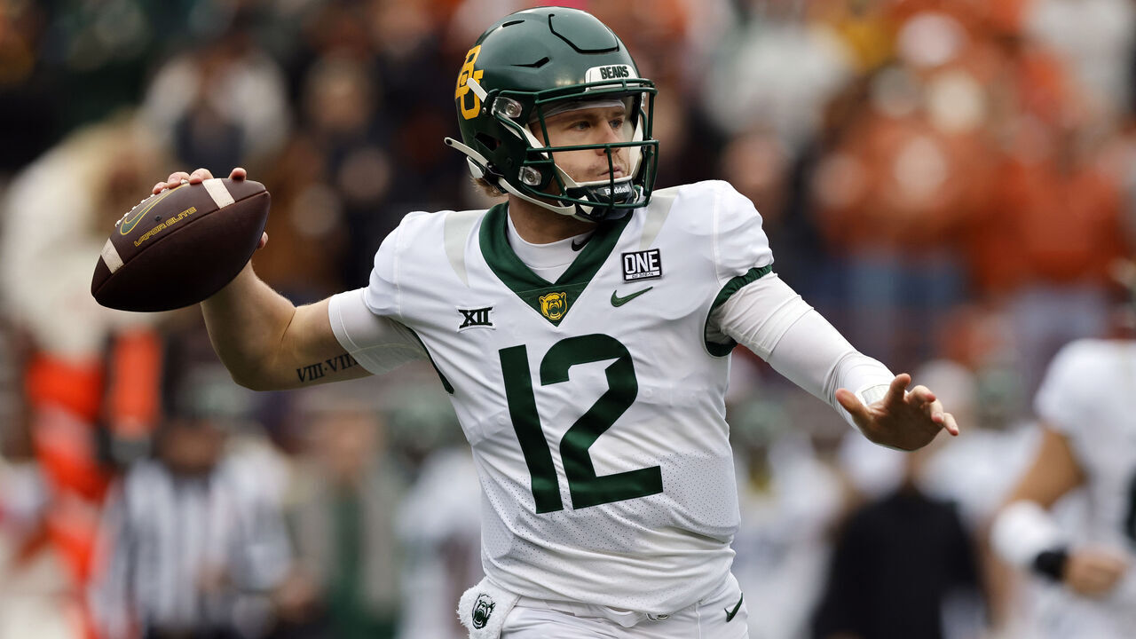 AUSTIN, TX - NOVEMBER 25: Baylor quarterback Blake Shapen (12) throws the ball during the game against the Texas Longhorns on November 25, 2022, at Darrell K Royal - Texas Memorial Stadium in Austin, TX.