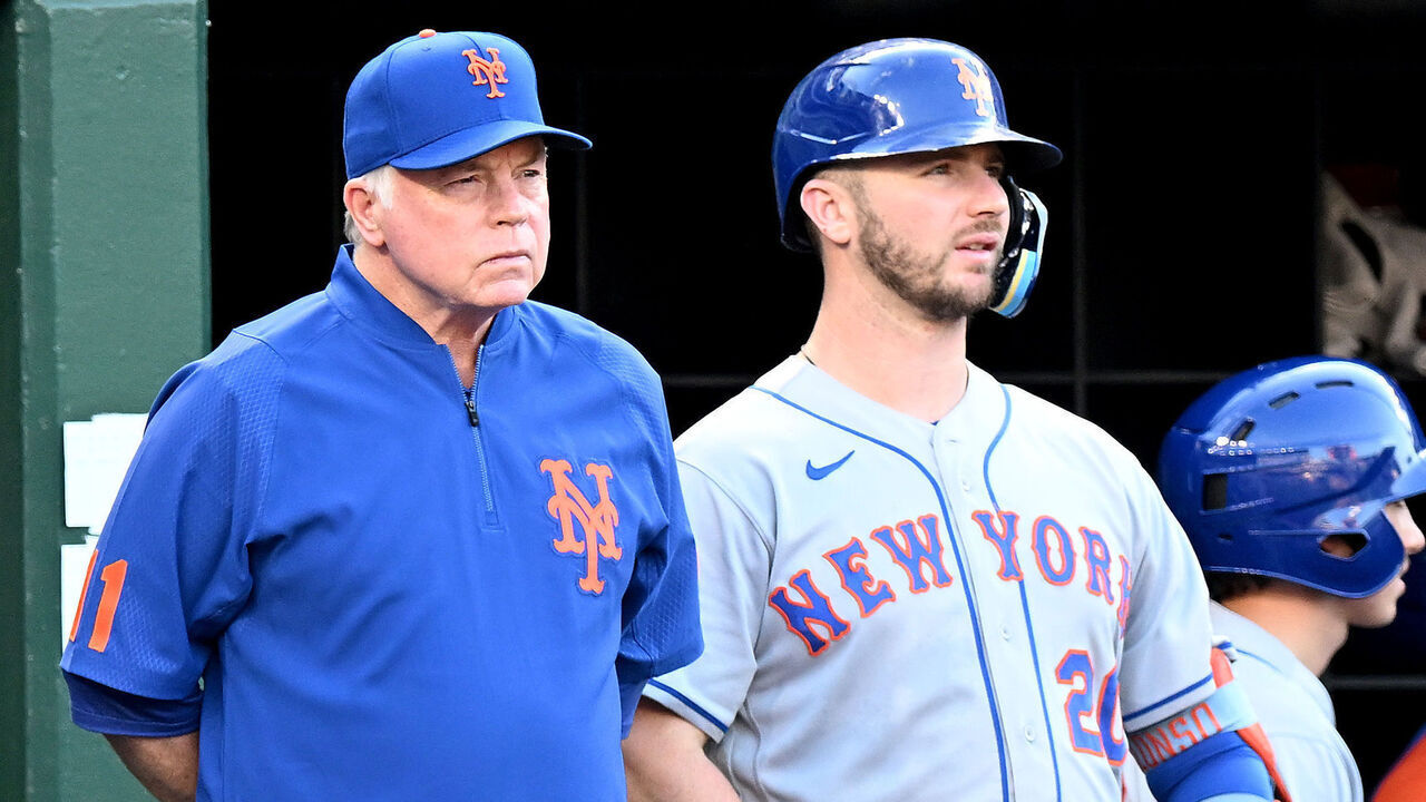 WASHINGTON, DC - AUGUST 02: Pete Alonso #20 and Manager Buck Showalter #11 of the New York Mets watches the game against the Washington Nationals at Nationals Park on August 02, 2022 in Washington, DC.
