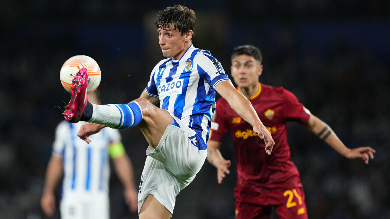 SAN SEBASTIAN, SPAIN - MARCH 16: Robin Le Normand of Real Sociedad controls the ball during the UEFA Europa League round of 16 leg two match between Real Sociedad and AS Roma at Reale Arena on March 16, 2023 in San Sebastian, Spain.