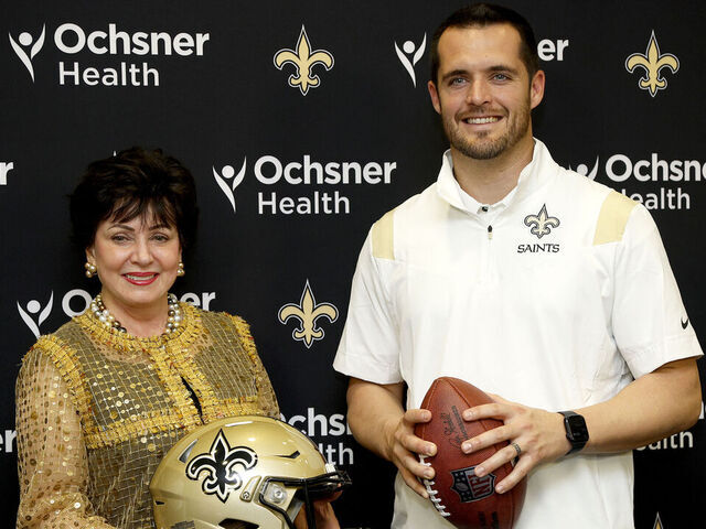 Derek Carr signs with New Orleans Saints according to NFL, family