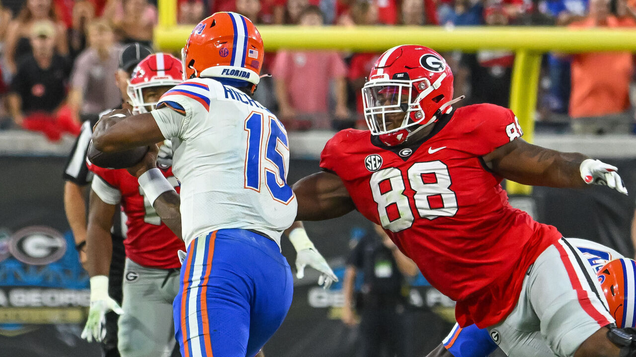 JACKSONVILLE, FL - OCTOBER 29: Georgia Bulldogs defensive lineman Jalen Carter (88) tries to wrap up Florida Gators quarterback Anthony Richardson (15) during the college football game between the Florida Gators and Georgia Bulldogs on October 29, 2022, at TIAA Bank Field in Jacksonville, Florida.