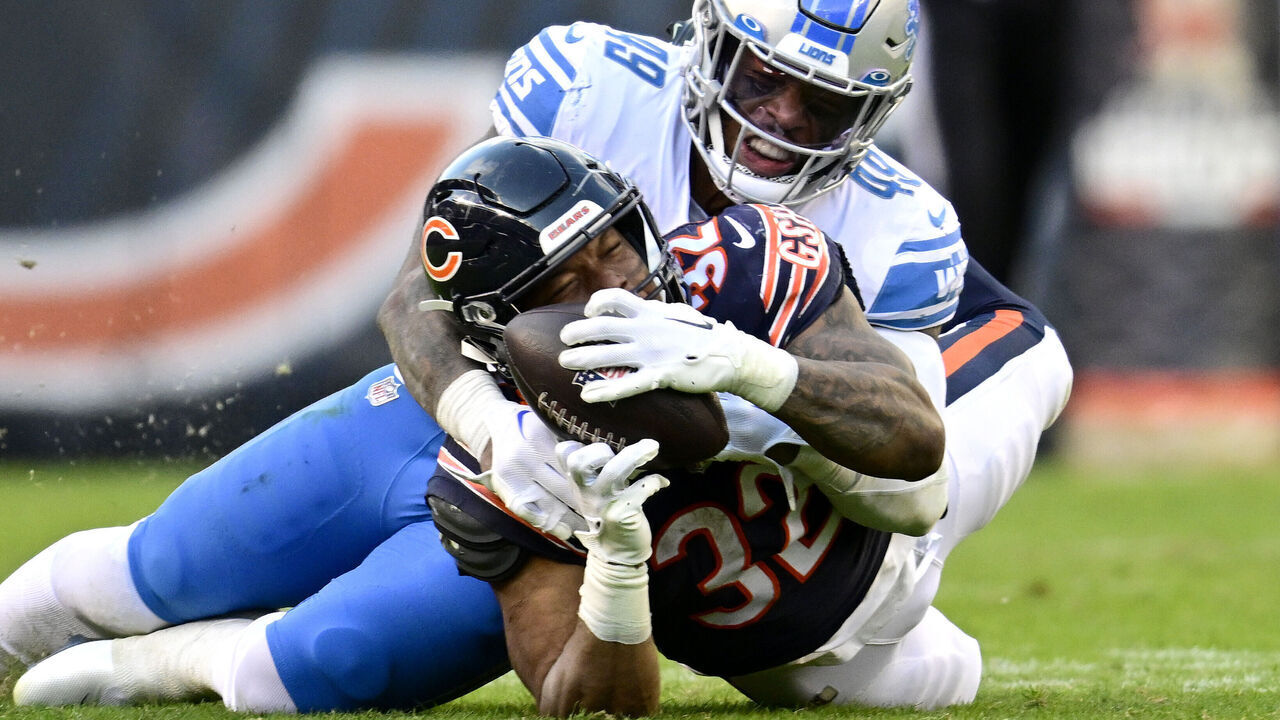 CHICAGO, ILLINOIS - NOVEMBER 13: David Montgomery #32 of the Chicago Bears catches a pass in the fourth quarter against Chris Board #49 of the Detroit Lions at Soldier Field on November 13, 2022 in Chicago, Illinois.