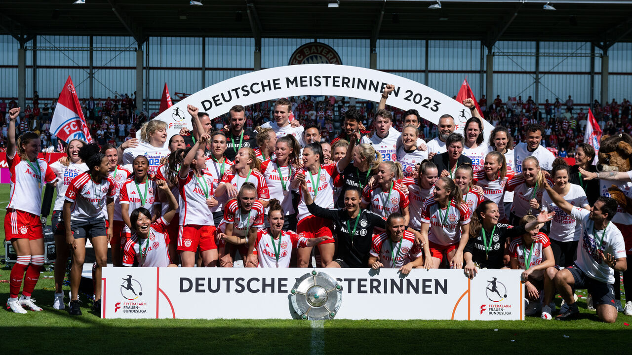28 May 2023, Bavaria, Munich: Soccer, Women: Bundesliga, Bayern Munich - Turbine Potsdam, Matchday 22 at FC Bayern Campus. The players of Munich cheer with the championship trophy after the match. Photo: Sven Hoppe/dpa - IMPORTANT NOTE: In accordance with the requirements of the DFL Deutsche Fußball Liga and the DFB Deutscher Fußball-Bund, it is prohibited to use or have used photographs taken in the stadium and/or of the match in the form of sequence pictures and/or video-like photo series.
