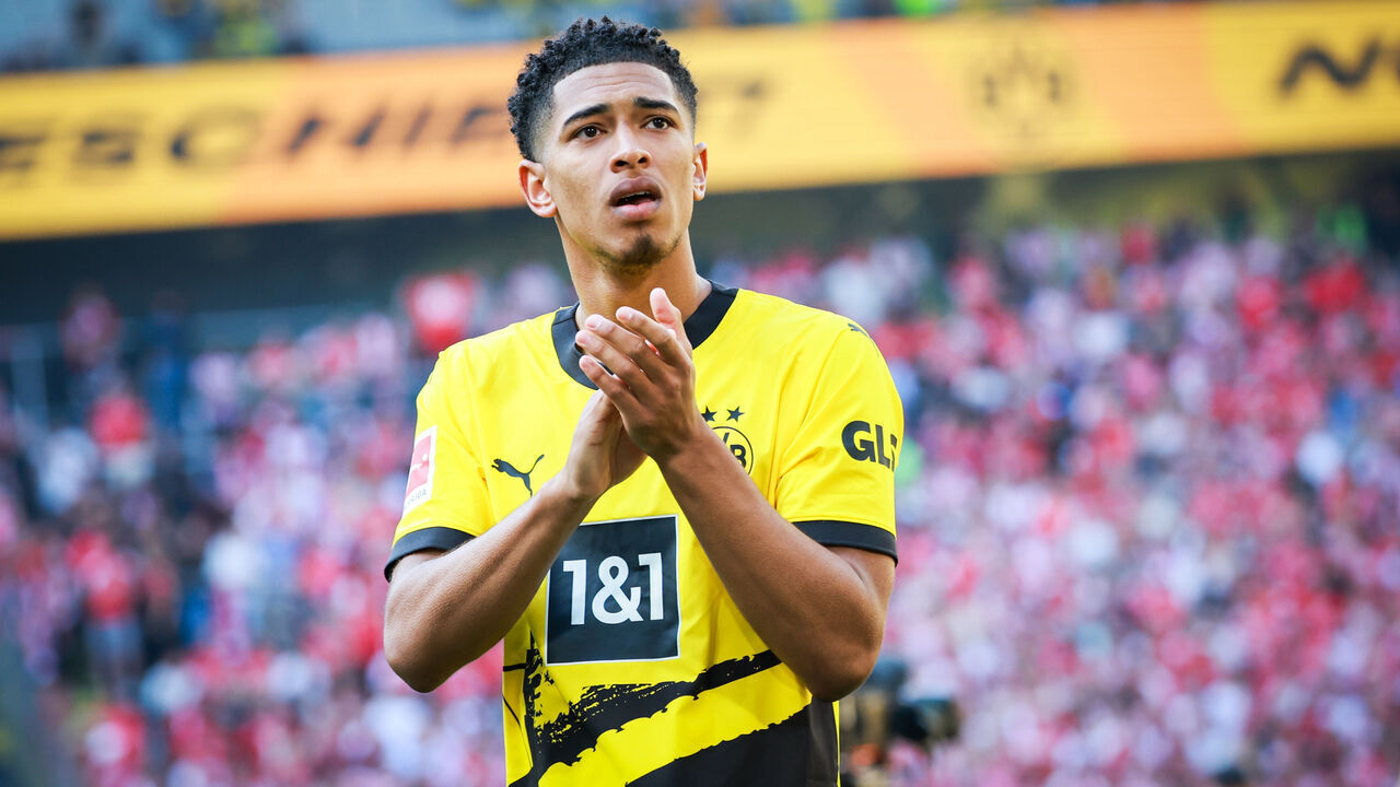 28 May 2023, North Rhine-Westphalia, Dortmund: Soccer: Bundesliga, Matchday 34, Borussia Dortmund - FSV Mainz 05, Signal Iduna Park. Dortmund's Jude Bellingham joins the fans in the South Stand after the match. Photo: Christian Charisius/dpa - IMPORTANT NOTE: In accordance with the requirements of the DFL Deutsche Fußball Liga and the DFB Deutscher Fußball-Bund, it is prohibited to use or have used photographs taken in the stadium and/or of the match in the form of sequence pictures and/or video-like photo series.