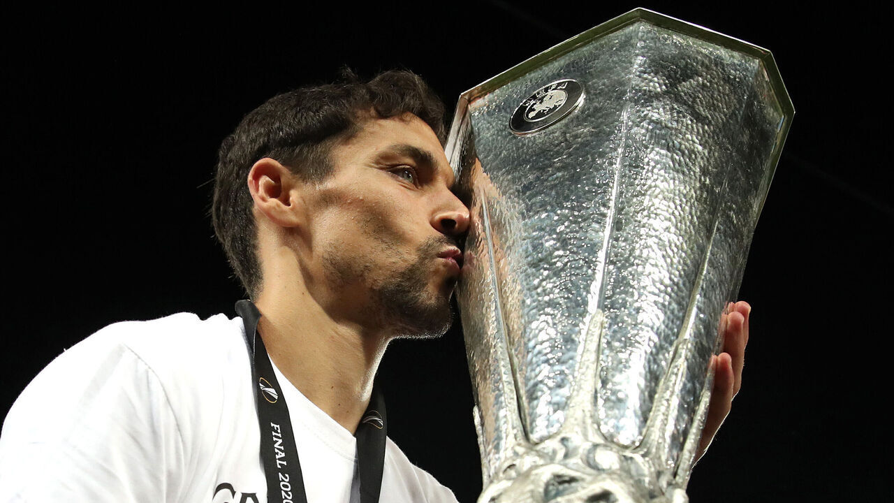 COLOGNE, GERMANY - AUGUST 21: Jesus Navas of Seville kisses the trophy following victory in the UEFA Europa League Final between Seville and FC Internazionale at RheinEnergieStadion on August 21, 2020 in Cologne, Germany.