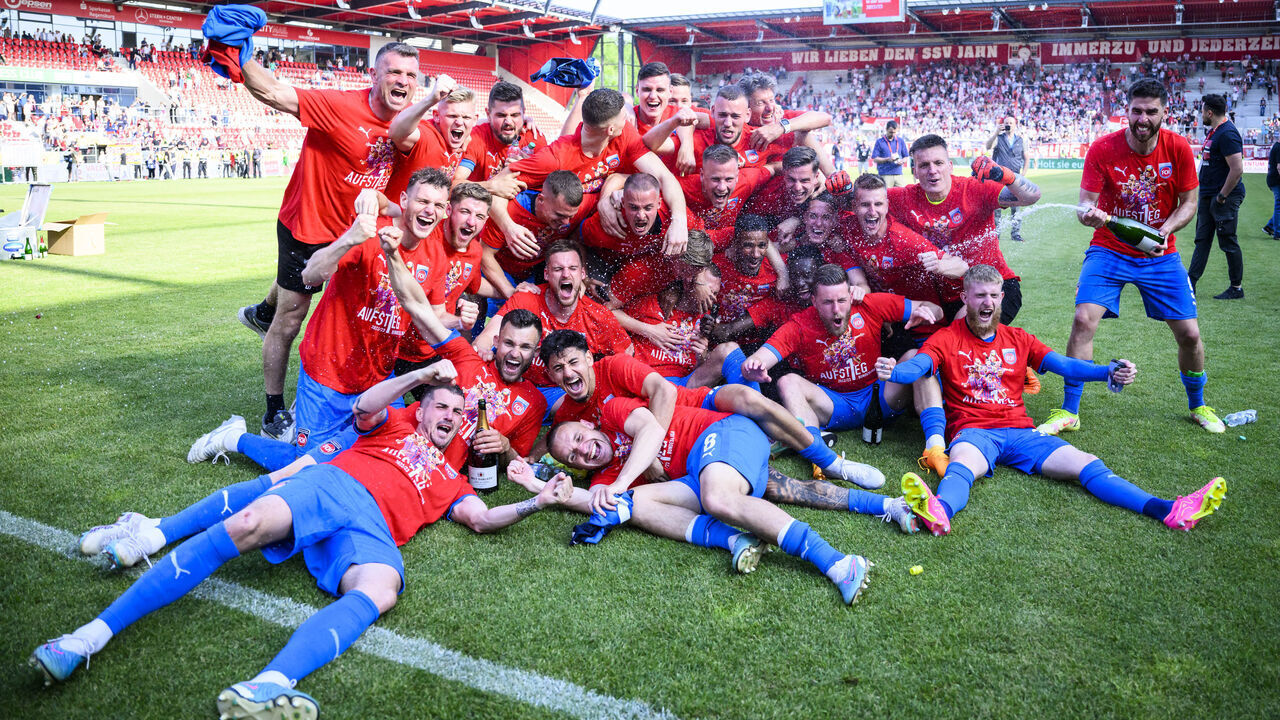 28 May 2023, Bavaria, Regensburg: Soccer: 2nd Bundesliga, Jahn Regensburg - 1. FC Heidenheim, Matchday 34, Jahnstadion Regensburg. The players of 1. FC Heidenheim cheer about the championship in the 2nd Bundesliga after the match. Photo: Tom Weller/dpa - IMPORTANT NOTE: In accordance with the requirements of the DFL Deutsche Fußball Liga and the DFB Deutscher Fußball-Bund, it is prohibited to use or have used photographs taken in the stadium and/or of the match in the form of sequence pictures and/or video-like photo series.