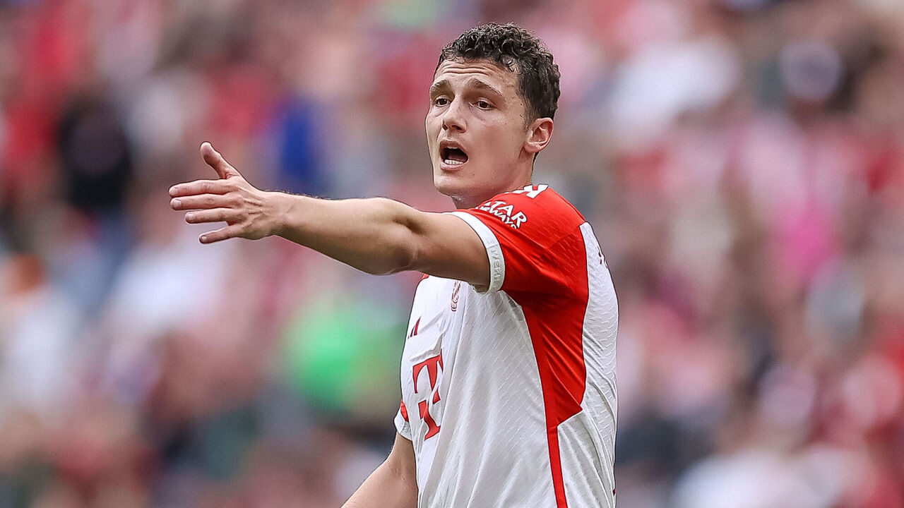 MUNICH, GERMANY - MAY 20: Benjamin Pavard of Bayern Muenchen gestures during the Bundesliga match between FC Bayern München and RB Leipzig at Allianz Arena on May 20, 2023 in Munich, Germany.