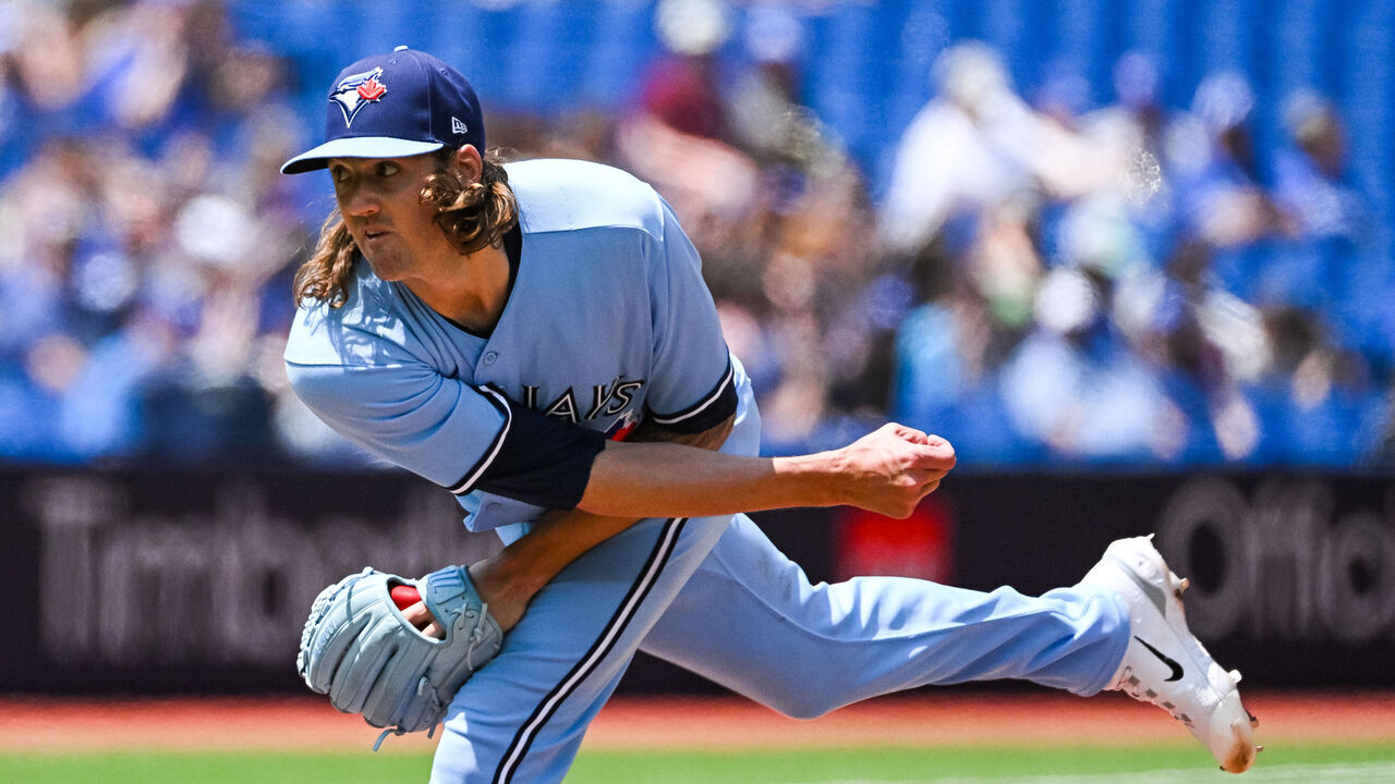 TORONTO, ON - JUNE 01: Toronto Blue Jays Pitcher Kevin Gausman (34) pitches the ball during the Milwaukee Brewers versus the Toronto Blue Jays game on June 01, 2023, at Rogers Centre in Toronto, ON