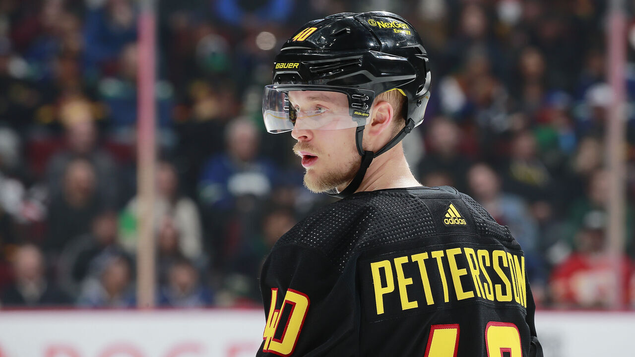 VANCOUVER, CANADA - APRIL 8: Elias Pettersson #40 of the Vancouver Canucks looks up ice during their NHL game against the Calgary Flames at Rogers Arena April 8, 2023 in Vancouver, British Columbia, Canada.