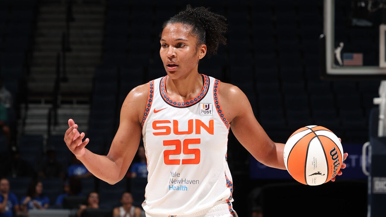 MINNEAPOLIS, MN - JUNE 1: Alyssa Thomas #25 of the Connecticut Sun calls for a screen during the game against the Minnesota Lynx on June 1, 2023 at Target Center in Minneapolis, Minnesota. Mandatory Copyright Notice: Copyright 2023 NBAE
