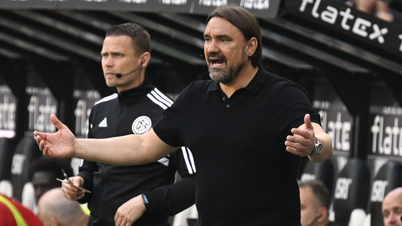 27 May 2023, North Rhine-Westphalia, Mönchengladbach: Football, Bundesliga, Borussia Mönchengladbach - FC Augsburg, Matchday 34 at Borussia Park. Mönchengladbach coach Daniel Farke reacts during the match. Photo: Roberto Pfeil/dpa - IMPORTANT NOTE: In accordance with the requirements of the DFL Deutsche Fußball Liga and the DFB Deutscher Fußball-Bund, it is prohibited to use or have used photographs taken in the stadium and/or of the match in the form of sequence pictures and/or video-like photo series.