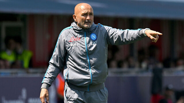 BOLOGNA, ITALY - MAY 28: Luciano Spalletti, Head Coach of SSC Napoli, gives the team instructions during the Serie A match between Bologna FC and SSC Napoli at Stadio Renato Dall'Ara on May 28, 2023 in Bologna, Italy.