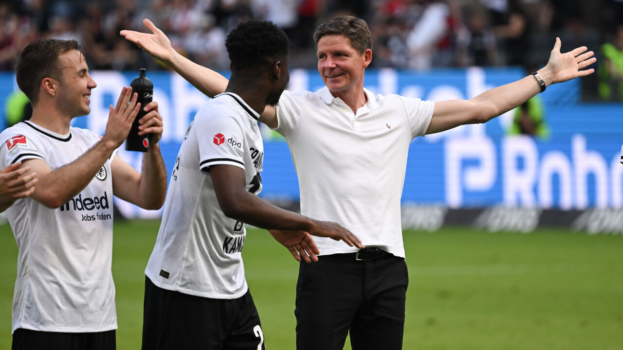 27 May 2023, Hesse, Frankfurt/Main: Soccer: Bundesliga, Eintracht Frankfurt - SC Freiburg, Matchday 34, Deutsche Bank Park. Frankfurt's Mario Götze (l-r),Eric Junior Dina Ebimbe and head coach Oliver Glasner stand in front of the fan block after the game. Photo: Arne Dedert/dpa - IMPORTANT NOTE: In accordance with the requirements of the DFL Deutsche Fußball Liga and the DFB Deutscher Fußball-Bund, it is prohibited to use or have used photographs taken in the stadium and/or of the match in the form of sequence pictures and/or video-like photo series.