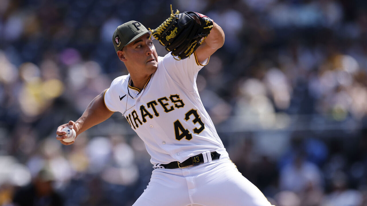 PITTSBURGH, PA - MAY 21: Pittsburgh Pirates relief pitcher Robert Stephenson (43) delivers a pitch during an MLB game against the Arizona Diamondbacks on May 21, 2023 at PNC Park in Pittsburgh, Pennsylvania.