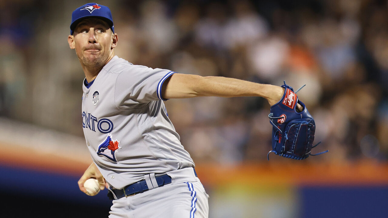 NEW YORK, NEW YORK - JUNE 02: Chris Bassitt #40 of the Toronto Blue Jays pitches in the first inning against the New York Mets at Citi Field on June 02, 2023 in New York City.