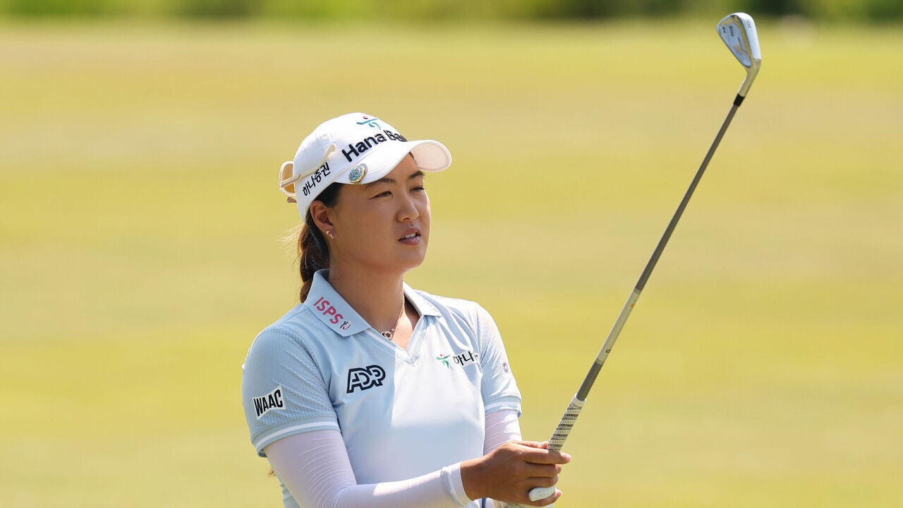 JERSEY CITY, NEW JERSEY - JUNE 02: Minjee Lee of Australia lines up her shot on the ninth hole during the second round of the Mizuho Americas Open at Liberty National Golf Club on June 2, 2023 in Jersey City, New Jersey.