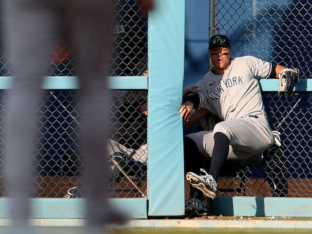 Aaron Judge crashes into fence to make catch vs. Dodgers