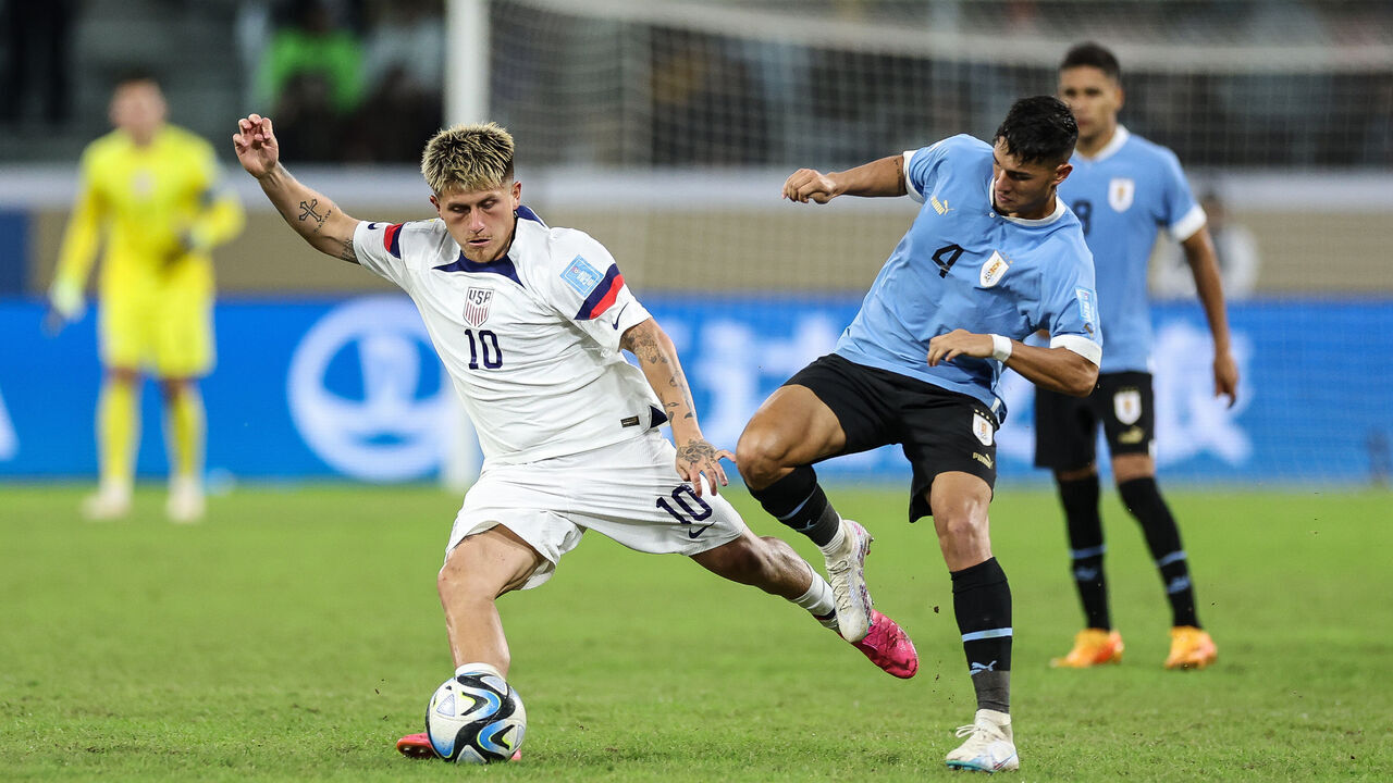 SANTIAGO DEL ESTERO, ARGENTINA - JUNE 04: Diego Luna of USA battles for the ball with Mateo Ponte of Uruguay during the FIFA U-20 World Cup Argentina 2023 Quarter Finals match between USA and Uruguay at Estadio Santiago del Estero on June 04, 2023 in Santiago del Estero, Argentina.