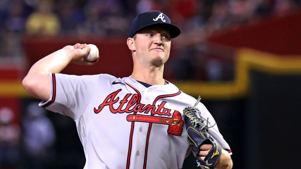PHOENIX, AZ - JUNE 04: Atlanta Braves starting pitcher Michael Soroka (40) gets the start on the mound during a baseball game between the Atlanta Braves and the Arizona Diamondbacks on June 4th, 2023, at Chase Field in Phoenix, AZ.