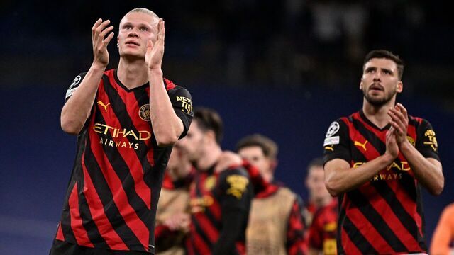 TOPSHOT - Manchester City's Norwegian striker Erling Haaland (L) and teammates applaud at the end of the UEFA Champions League semi-final first leg football match between Real Madrid CF and Manchester City at the Santiago Bernabeu stadium in Madrid on May 9, 2023.