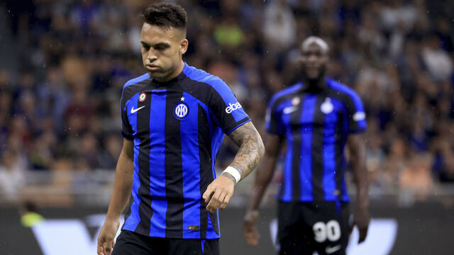 MILAN, ITALY - MAY 27: Lautaro Martinez (L) of FC Internazionale shows his dejection during the Serie A match between FC Internazionale and Atalanta BC at Stadio Giuseppe Meazza on May 27, 2023 in Milan, Italy.