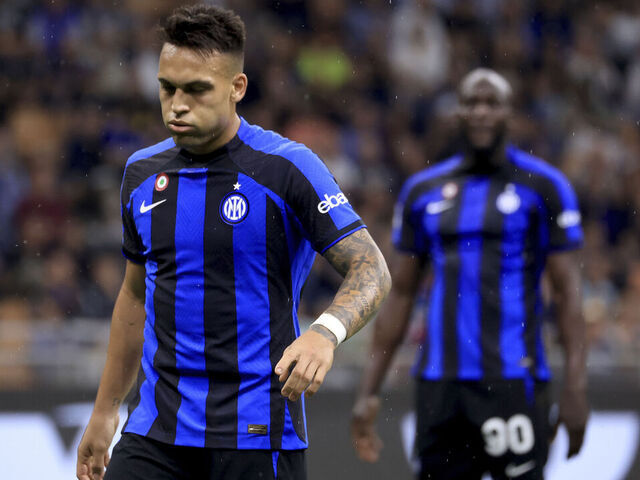 MILAN, ITALY - MAY 27: Lautaro Martinez (L) of FC Internazionale shows his dejection during the Serie A match between FC Internazionale and Atalanta BC at Stadio Giuseppe Meazza on May 27, 2023 in Milan, Italy.