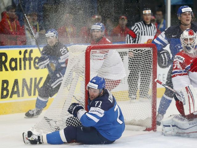 Report: Maple Leafs' Komarov facing 4 traffic-related criminal charges in Finland