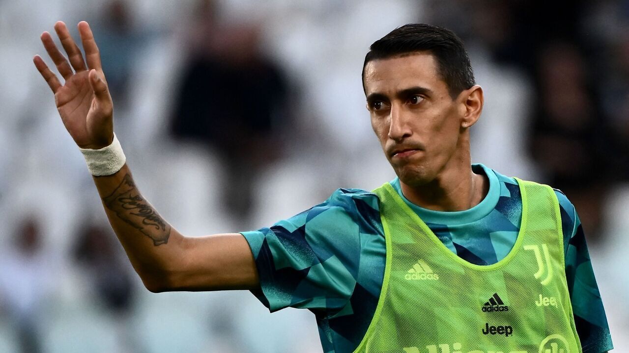 Juventus' Argentinian forward Angel Di Maria waves prior to the Italian Serie A football match between Juventus and Sassuolo on August 15, 2022 at the Juventus stadium in Turin.