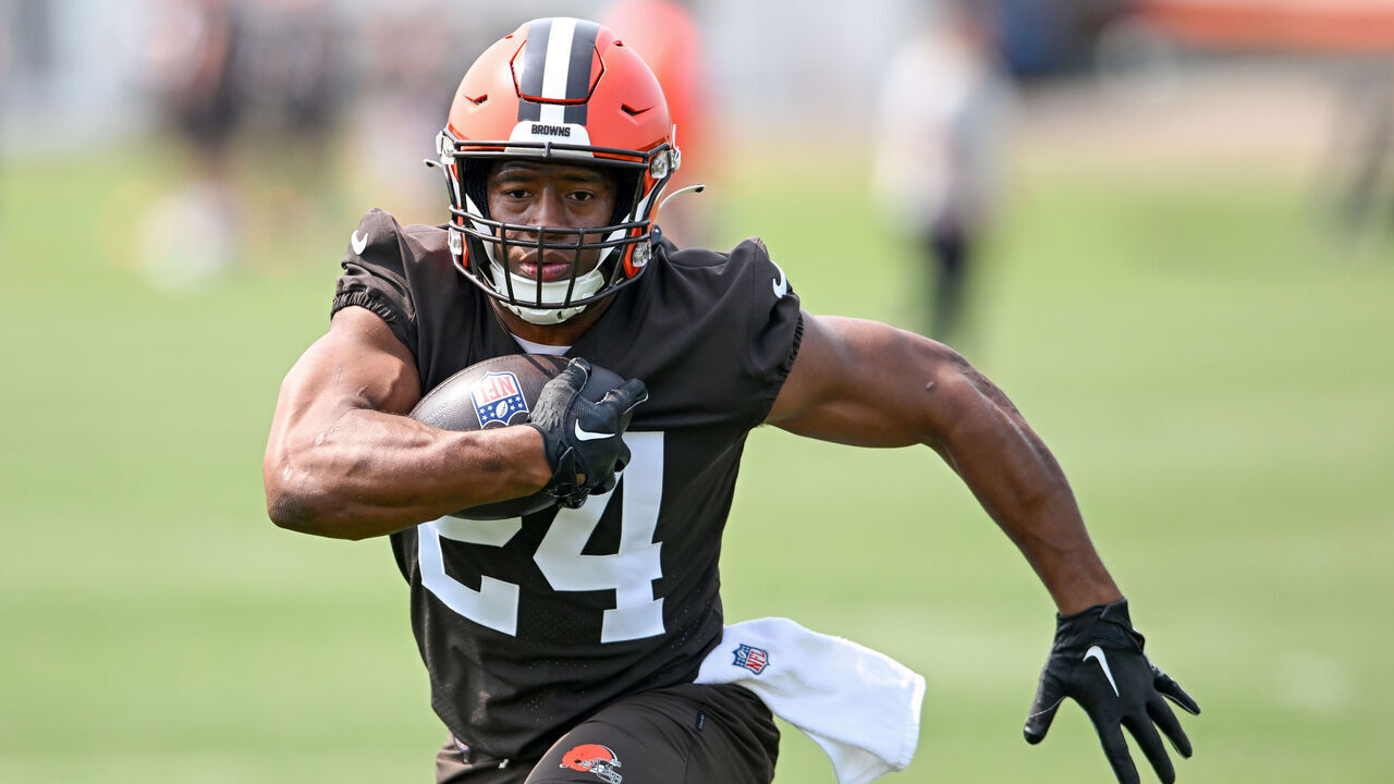 BEREA, OHIO - JUNE 07: Nick Chubb #24 of the Cleveland Browns runs a drill during the Cleveland Browns mandatory veteran minicamp at CrossCountry Mortgage Campus on June 7, 2023 in Berea, Ohio.