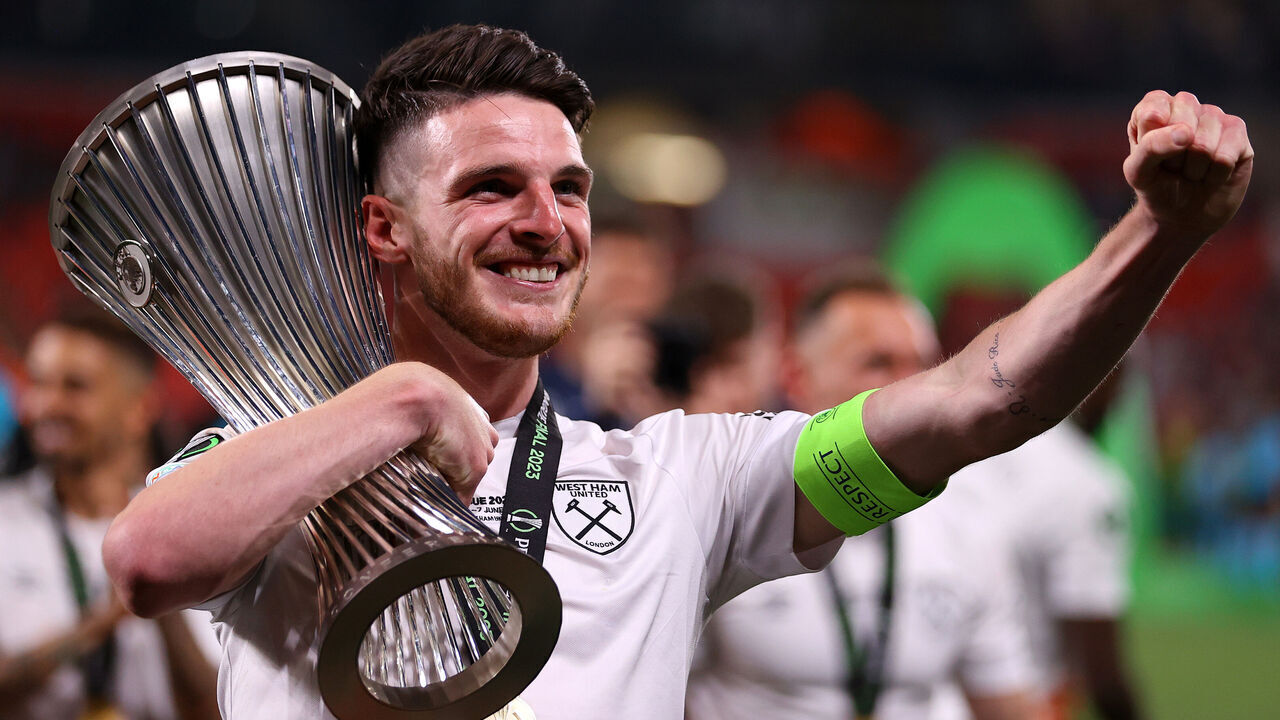 PRAGUE, CZECH REPUBLIC - JUNE 07: Declan Rice, Captain of West Ham United celebrates with the UEFA Europa Conference League trophy after the team's victory during the UEFA Europa Conference League 2022/23 final match between ACF Fiorentina and West Ham United FC at Eden Arena on June 07, 2023 in Prague, Czech Republic.