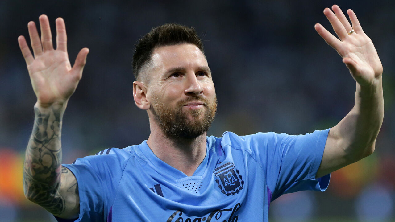SANTIAGO DEL ESTERO, ARGENTINA - MARCH 28: Lionel Messi of Argentina waves to fans prior to an international friendly match between Argentina and Curaçao at Estadio Unico Madre de Ciudades on March 28, 2023 in Santiago del Estero, Argentina.