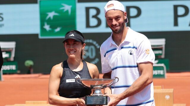 08 June 2023, France, Paris: Tennis: Grand Slam/ATP/WTA Tour - French Open, Doubles, Mixed, Final. Kato/Pütz (Japan/Germany) - Andreescu/Venus (Canada/Australia). Tim Pütz and Miyu Kato cheer. Photo: Frank Molter/dpa