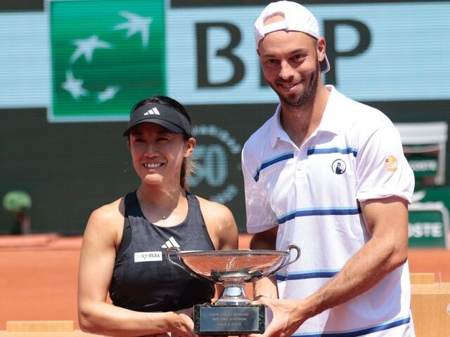 08 June 2023, France, Paris: Tennis: Grand Slam/ATP/WTA Tour - French Open, Doubles, Mixed, Final. Kato/Pütz (Japan/Germany) - Andreescu/Venus (Canada/Australia). Tim Pütz and Miyu Kato cheer. Photo: Frank Molter/dpa
