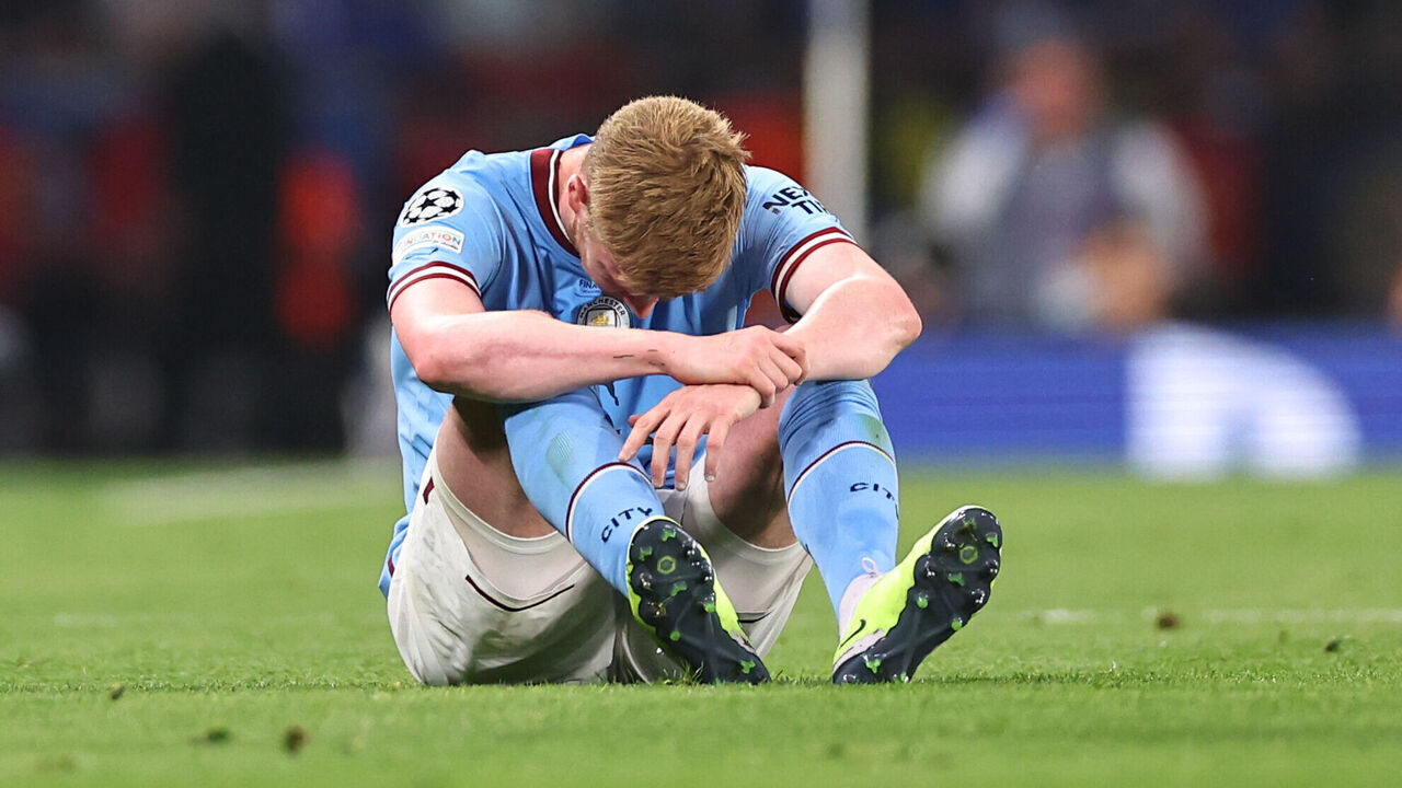 ISTANBUL, TURKEY - JUNE 10: Kevin De Bruyne of Manchester City sits on the ground with an injury during the UEFA Champions League 2022/23 final match between FC Internazionale and Manchester City FC at Atatuerk Olympic Stadium on June 10, 2023 in Istanbul, Turkey.