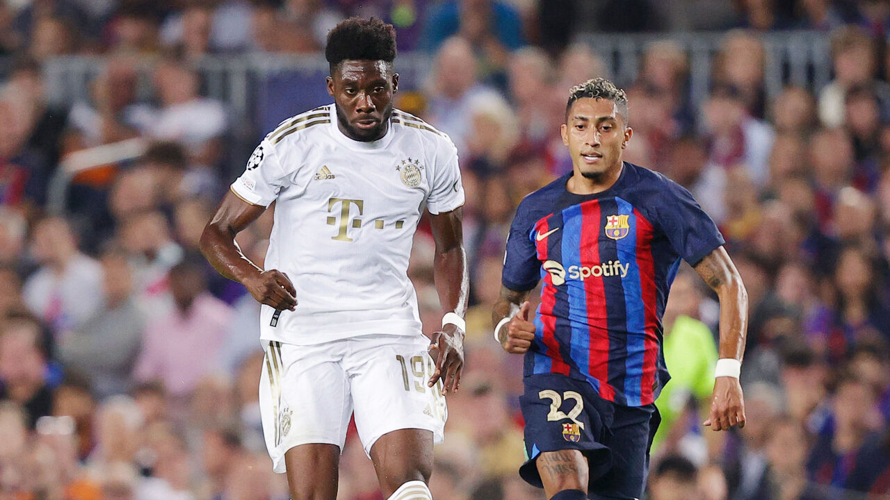BARCELONA, SPAIN - OCTOBER 26: Alphonso Davies of Bayern Munchen, Raphinha of FC Barcelona during the UEFA Champions League match between FC Barcelona v Bayern Munchen at the Spotify Camp Nou on October 26, 2022 in Barcelona Spain
