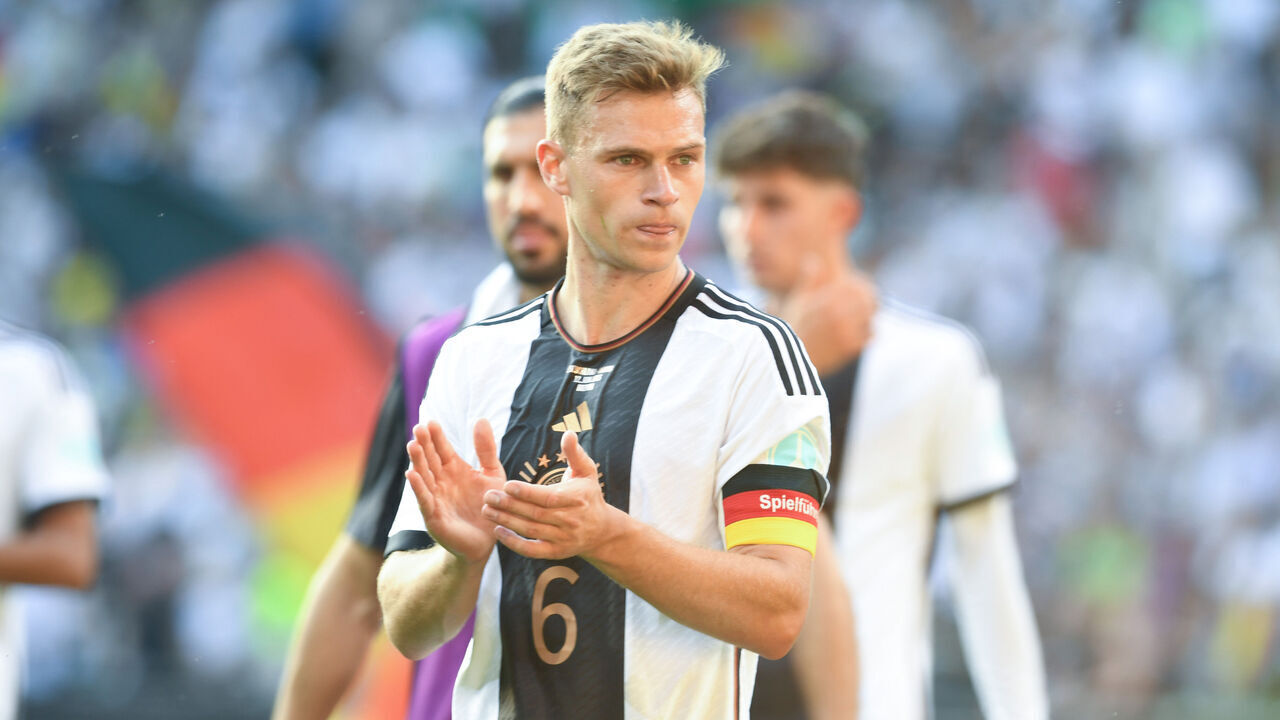 12 June 2023, Bremen: Soccer: international matches, Germany - Ukraine, wohninvest Weserstadion. Germany's Joshua Kimmich thanks the fans at the end of the game. IMPORTANT NOTE: In accordance with the regulations of the DFL Deutsche Fußball Liga and the DFB Deutscher Fußball-Bund, it is prohibited to use or have used photographs taken in the stadium and/or of the match in the form of sequence pictures and/or video-like photo series. Photo: Carmen Jaspersen/dpa