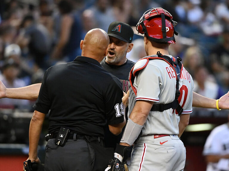 Benches clear in DBacksPhillies after Carroll plunked twice