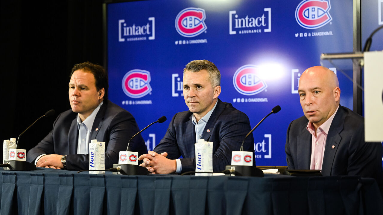 MONTREAL, QC - FEBRUARY 10: Montreal Canadiens interim head coach Martin St-Louis sits between Montreal Canadiens general manager Kent Hughes (right) and Montreal Canadiens VP hockey operations Jeff Gorton (left) on February 10, 2022, at Bell Sports Complex in Brossard, QC