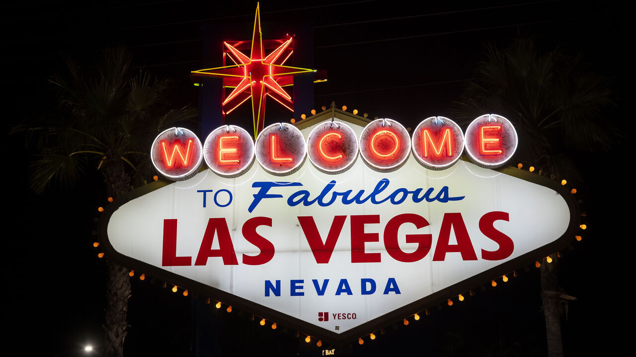 The Welcome to Fabulous Las Vegas sign is an icon of the Las Vegas Strip created in 1959 by Betty Willis and Ted Rogich for Clark County, Nevada. Willis received $ 4,000 for his work. The design is characteristic of the googie architecture movement in which it was very popular at that time. The sign was built by Western Neon. Over the years, the sign has moved further south on Las Vegas Boulevard due to the city's growth.