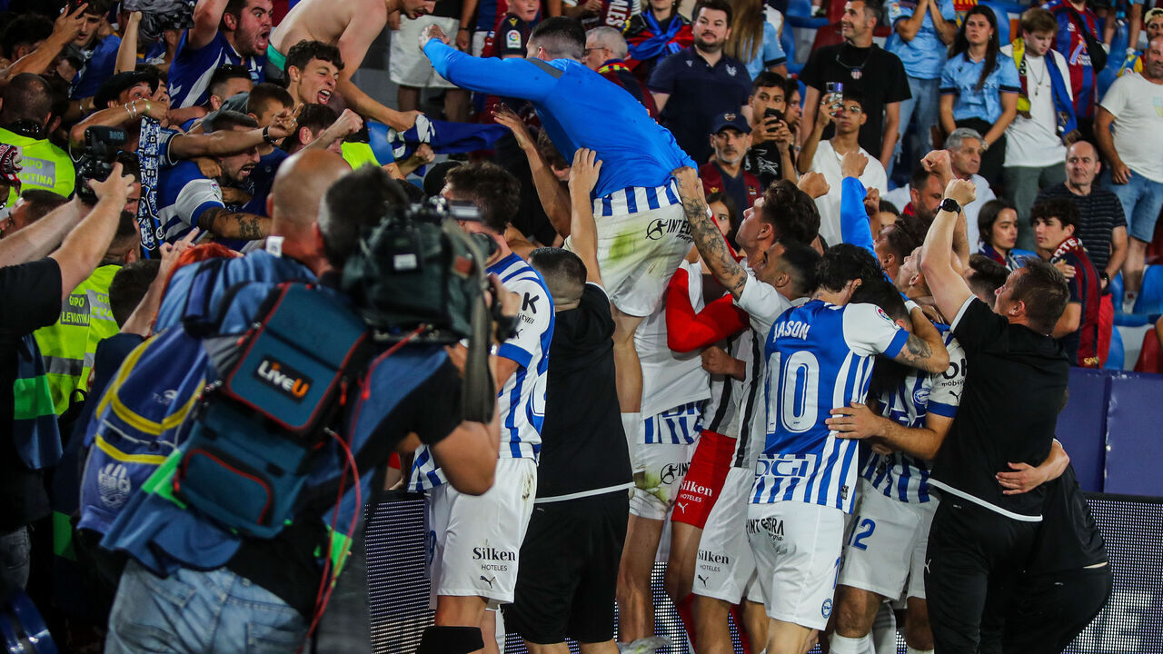VALENCIA, SPAIN - JUNE 17: Alaves team celebrate the victory during the SmartBank League PlayOff match between Levante UD and Deportivo Alaves at the Ciutat de Valencia Stadium on June 17, 2023, in Valencia, Spain.