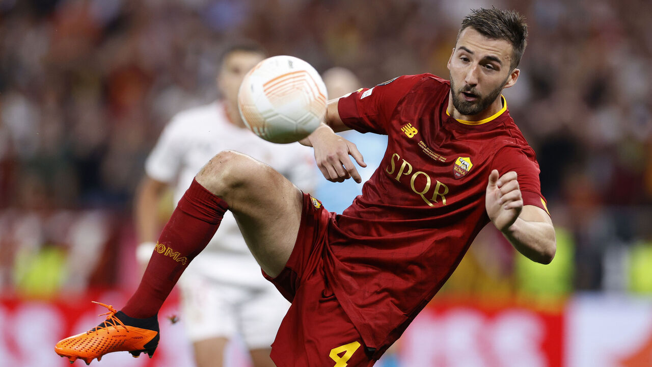 BUDAPEST, HUNGARY - MAY 31: Bryan Cristante of AS Roma controls the ball during the UEFA Europa League 2022/23 final match between Sevilla FC and AS Roma at Puskas Arena on May 31, 2023 in Budapest, Hungary.