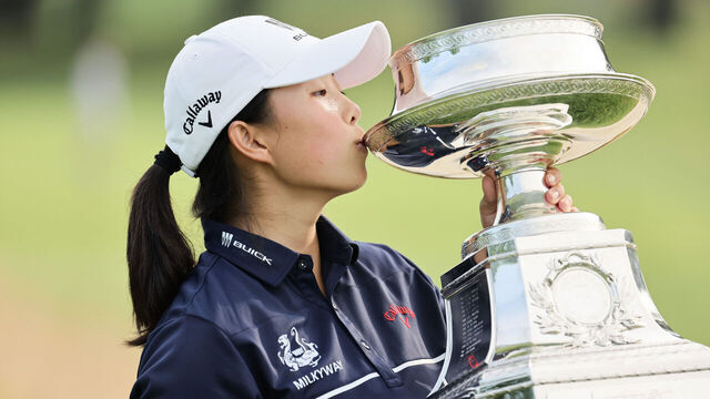 SPRINGFIELD, NEW JERSEY - JUNE 25: Ruoning Yin of China kisses the trophy after winning the KPMG Women's PGA Championship at Baltusrol Golf Club on June 25, 2023 in Springfield, New Jersey.