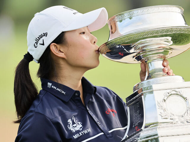 SPRINGFIELD, NEW JERSEY - JUNE 25: Ruoning Yin of China kisses the trophy after winning the KPMG Women's PGA Championship at Baltusrol Golf Club on June 25, 2023 in Springfield, New Jersey.