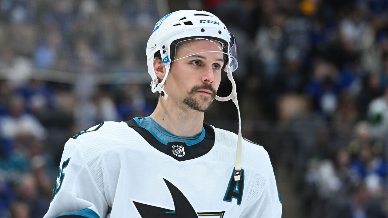 TORONTO, ON - NOVEMBER 30: San Jose Sharks Defenceman Erik Karlsson (65) lines up prior to the face off in the third period during the NHL regular season game between the San Jose Sharks and the Toronto Maple Leafs on November 30, 2022 at Scotiabank Arena in Toronto, ON.