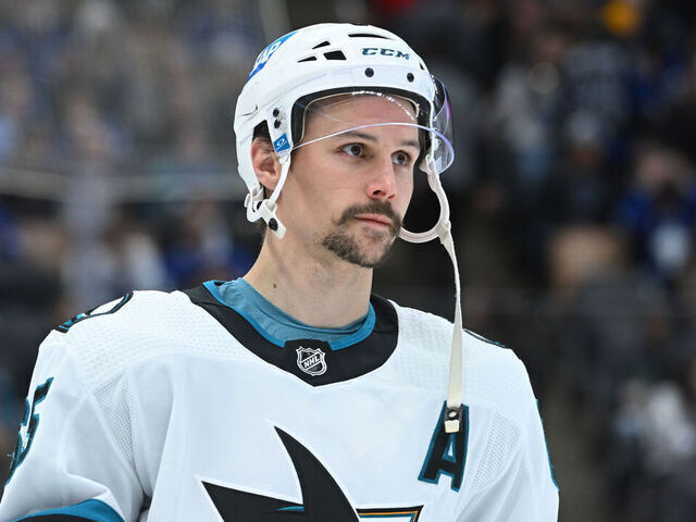 TORONTO, ON - NOVEMBER 30: San Jose Sharks Defenceman Erik Karlsson (65) lines up prior to the face off in the third period during the NHL regular season game between the San Jose Sharks and the Toronto Maple Leafs on November 30, 2022 at Scotiabank Arena in Toronto, ON.