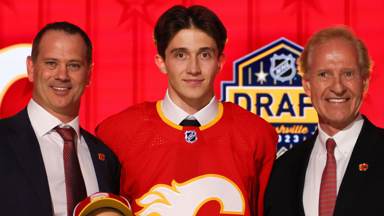 NASHVILLE, TENNESSEE - JUNE 28: Samuel Honzek is selected by the Calgary Flames with the 16th overall pick during round one of the 2023 Upper Deck NHL Draft at Bridgestone Arena on June 28, 2023 in Nashville, Tennessee.