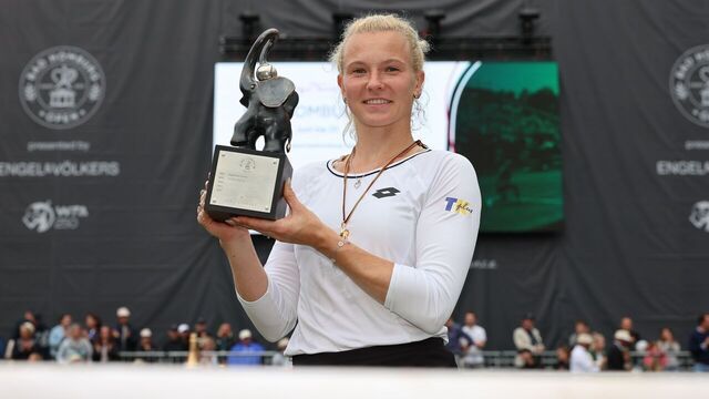 01 July 2023, Hesse, Bad Homburg: Tennis: WTA Tour, Singles, Women, Final, Bronzetti (ITA) - Siniakova (CZE). Tournament winner Katerina Siniakova shows the winner's trophy after the match. Photo: Jörg Halisch/dpa